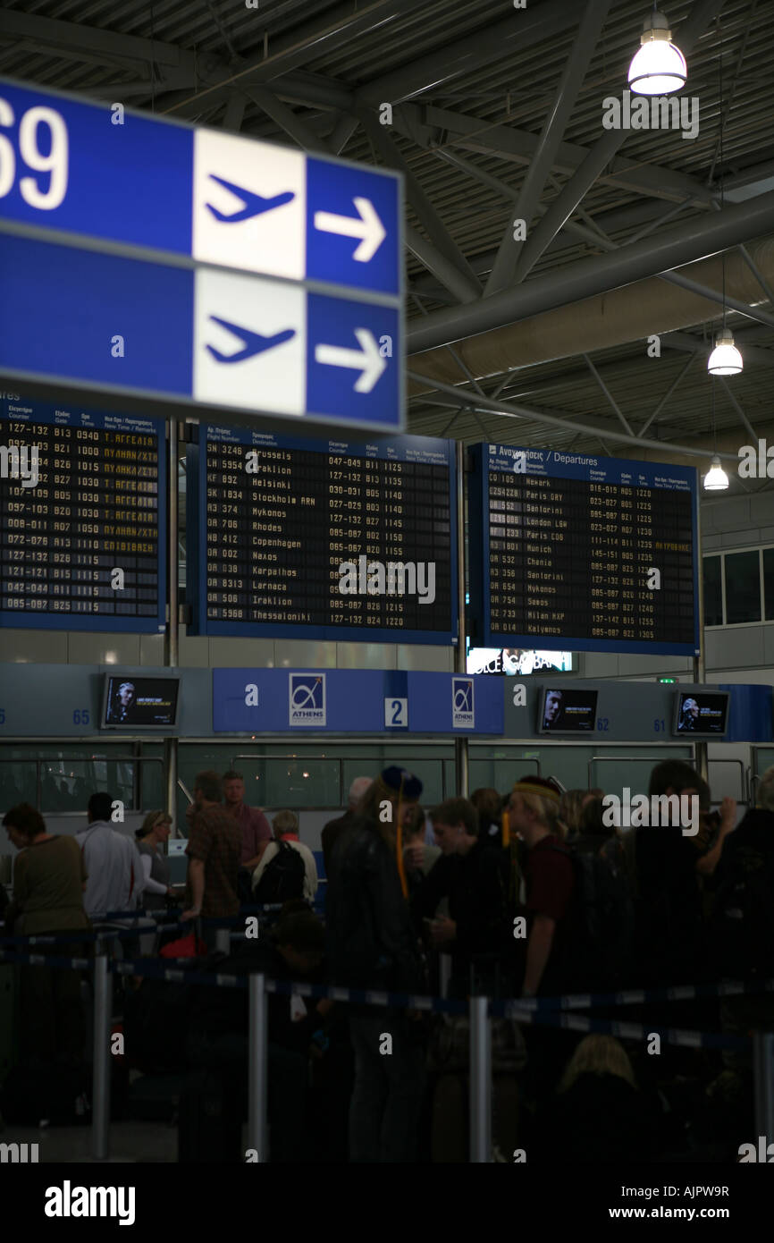 Passeggeri presso i banchi check-in di Eleftherios Venezelos dall'Aeroporto Internazionale di Atene il focus è sulla scheda di partenze. Foto Stock