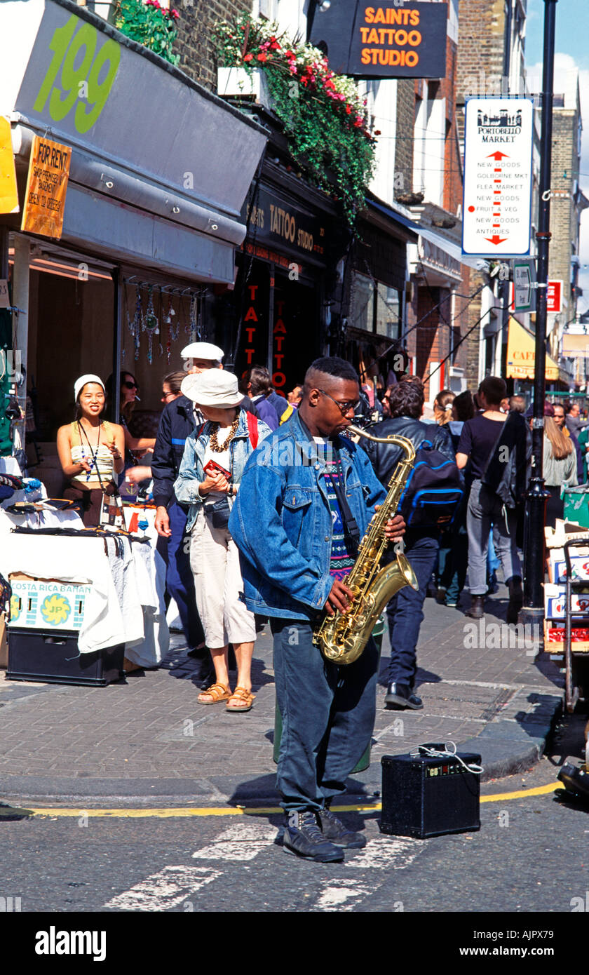 Regno Unito Londra Portobello Road musicista di strada con il sassofono Foto Stock
