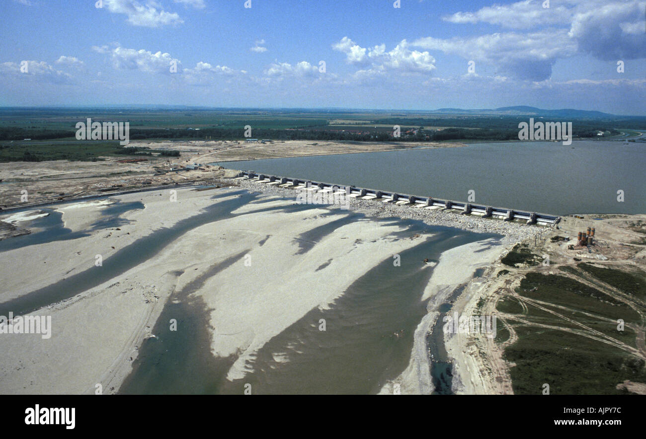 Gabcikovo Idro Elettrica Dam devia l'acqua dal fiume Danubio uccidendo migliaia di pesci slovacca confine ungherese Foto Stock