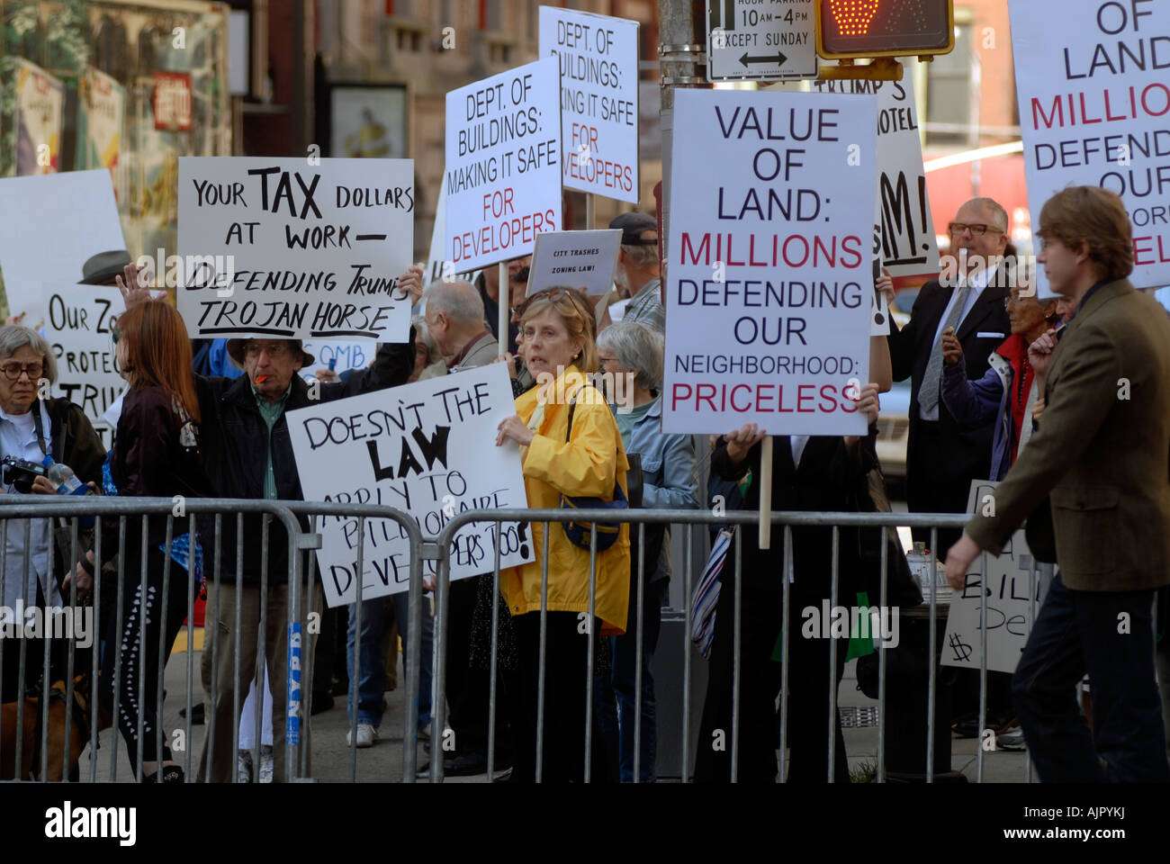 Gruppi di comunità protesta Trump Soho Hotel condominio Foto Stock