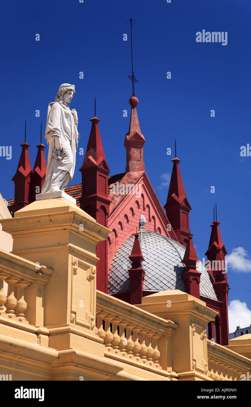 Recoleta Centro Culturale vecchia chiesa e statua, Buenos Aires, Argentina Foto Stock