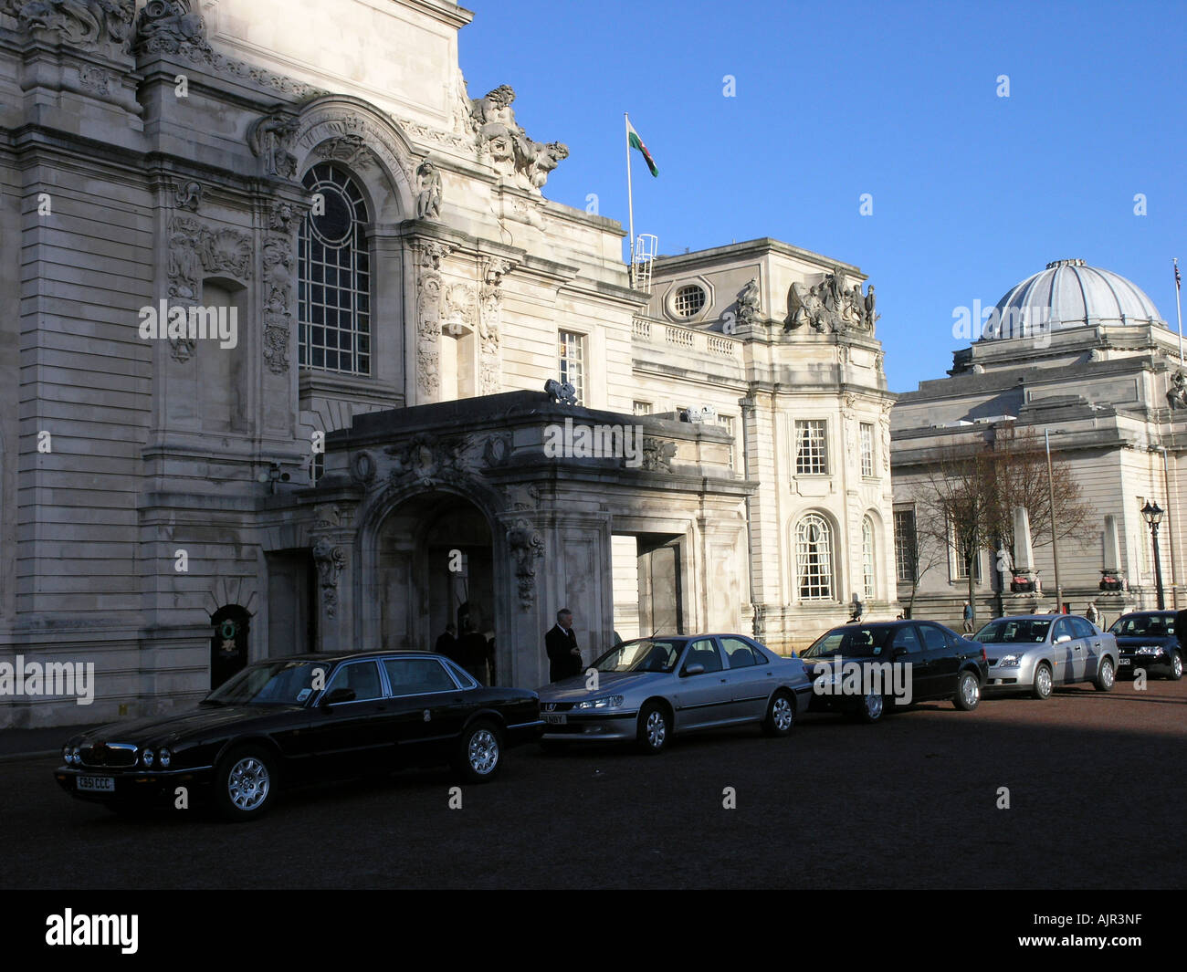 Linea vip di automobili in attesa al di fuori di edifici civici città di cardiff capitale del Galles uk gb Foto Stock