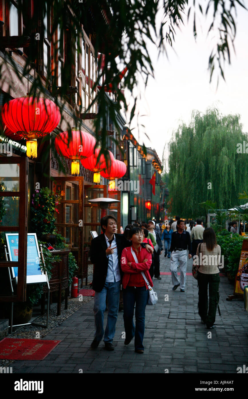 La gente attorno alla zona che surounds Qianhai e l'Houhai laghi della zona hanno molte famose caffetterie e ristoranti Pechino Foto Stock