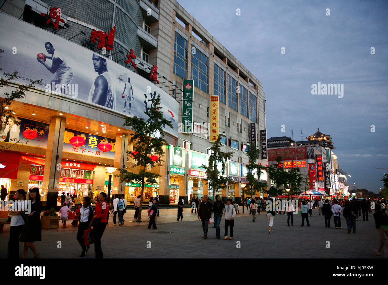Wangfujing Dajie Pechino strada principale dello shopping di Beijing in Cina Foto Stock