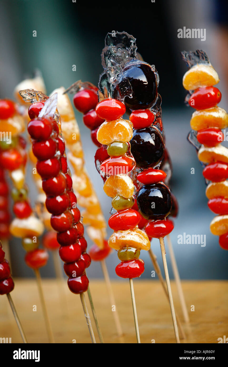 Frutta candita su un bastone di un tradizionale dolci Cinese Pechino CINA Foto Stock