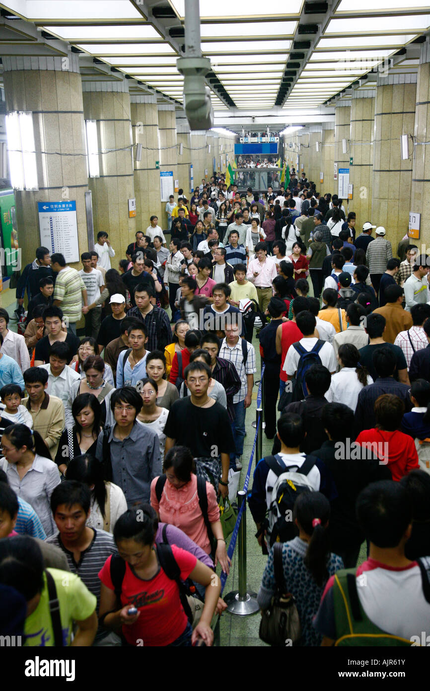 Persone in corrispondenza di una stazione di metropolitana di Pechino CINA Foto Stock