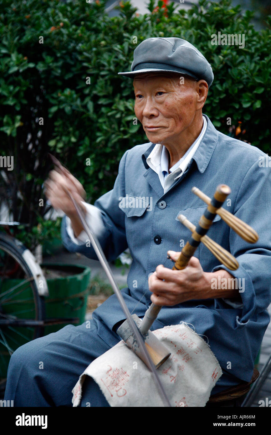 Musicista suonando uno strumento chiamato erhu all'l'Houhai Lake area Cina Pechino Foto Stock