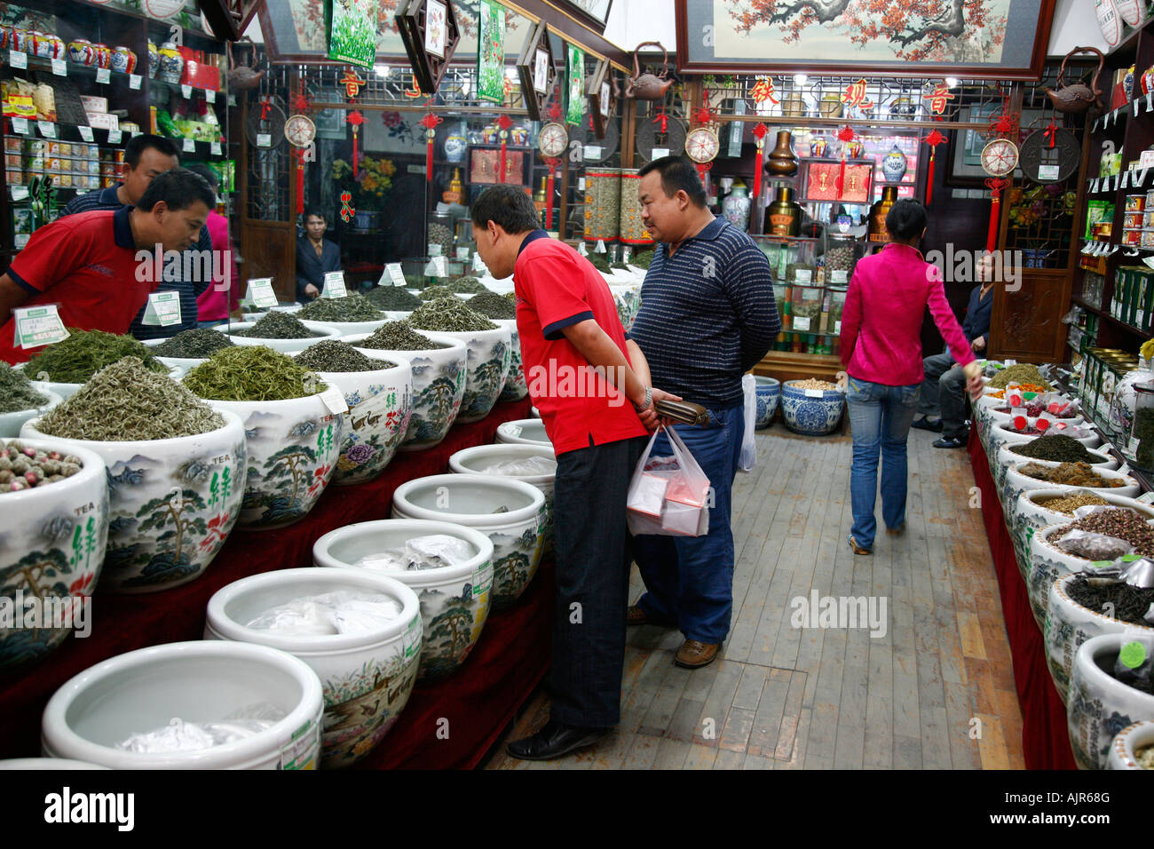 Persone presso un negozio di tè, Pechino, Cina Foto Stock