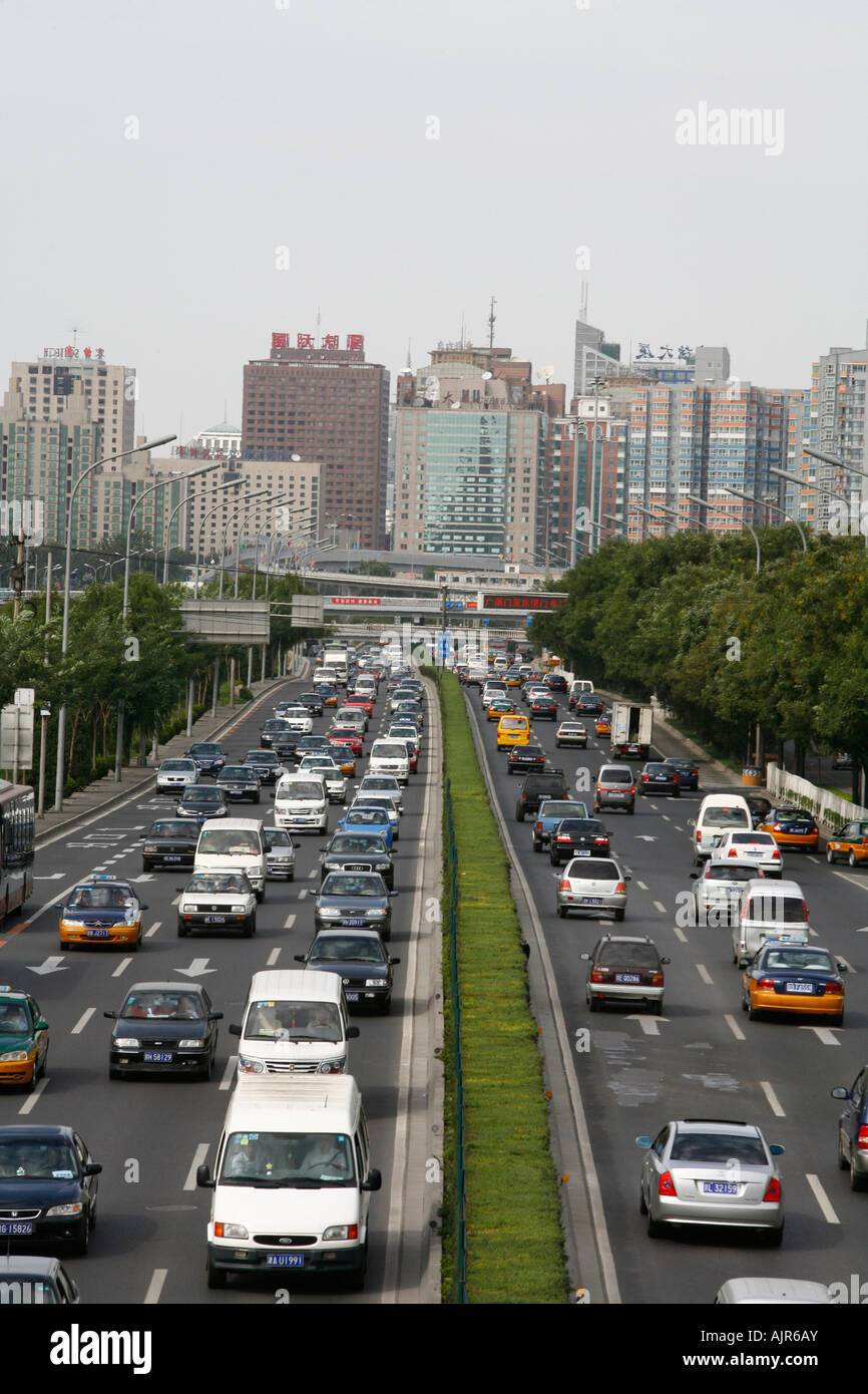 Vista del traffico su una strada della città cinese di Pechino Foto Stock