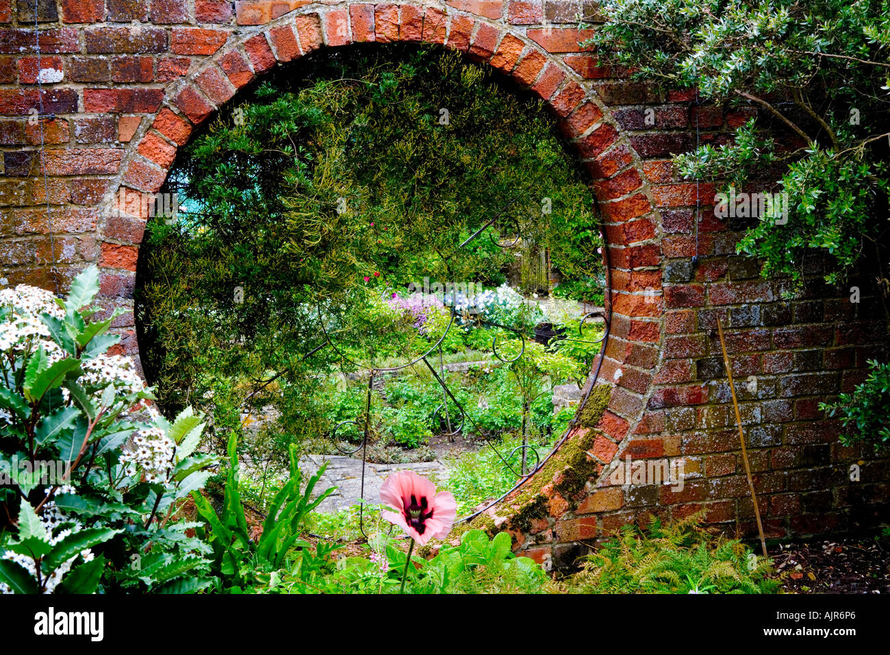 Vista sul Giardino di Rose a Broadleas, Devizes, Wiltshire, Inghilterra, Regno Unito Foto Stock