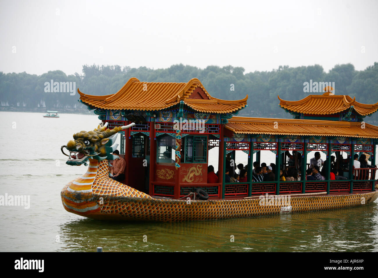 Imbarcazioni al Lago Kunming presso il Palazzo Estivo park Pechino CINA Foto Stock