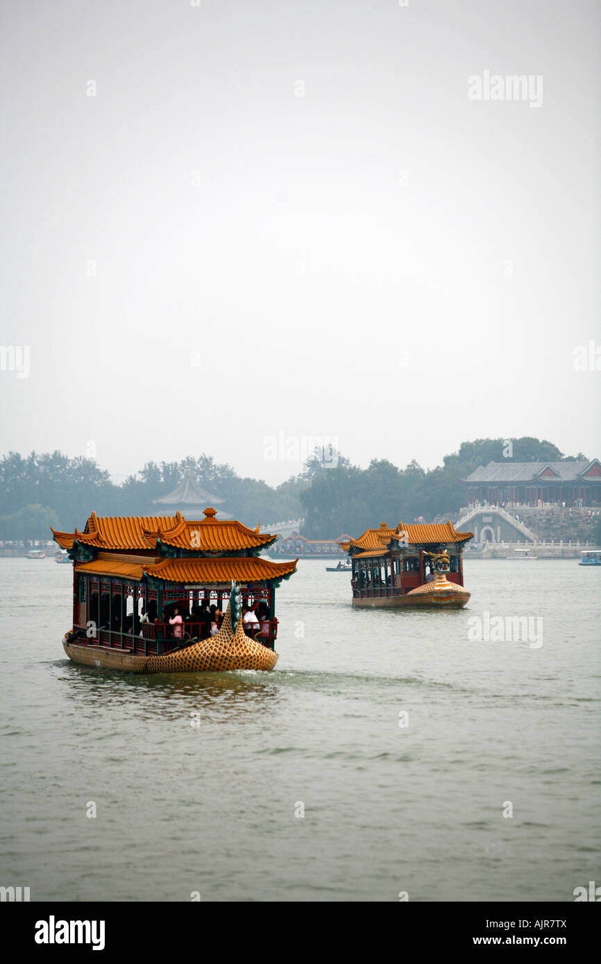 Imbarcazioni al Lago Kunming presso il Palazzo Estivo park Pechino CINA Foto Stock