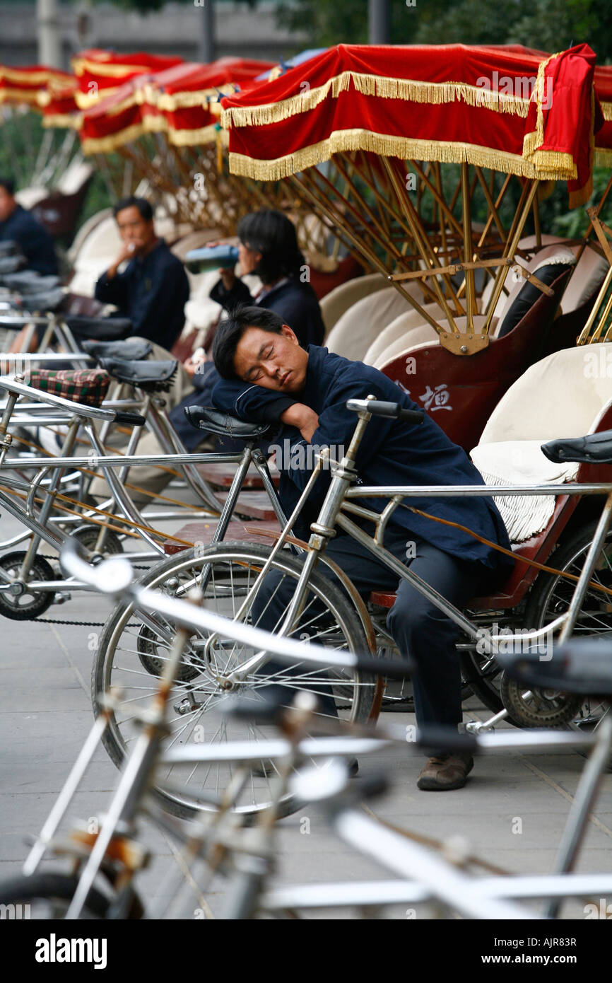In rickshaw driver cinese di Pechino Foto Stock
