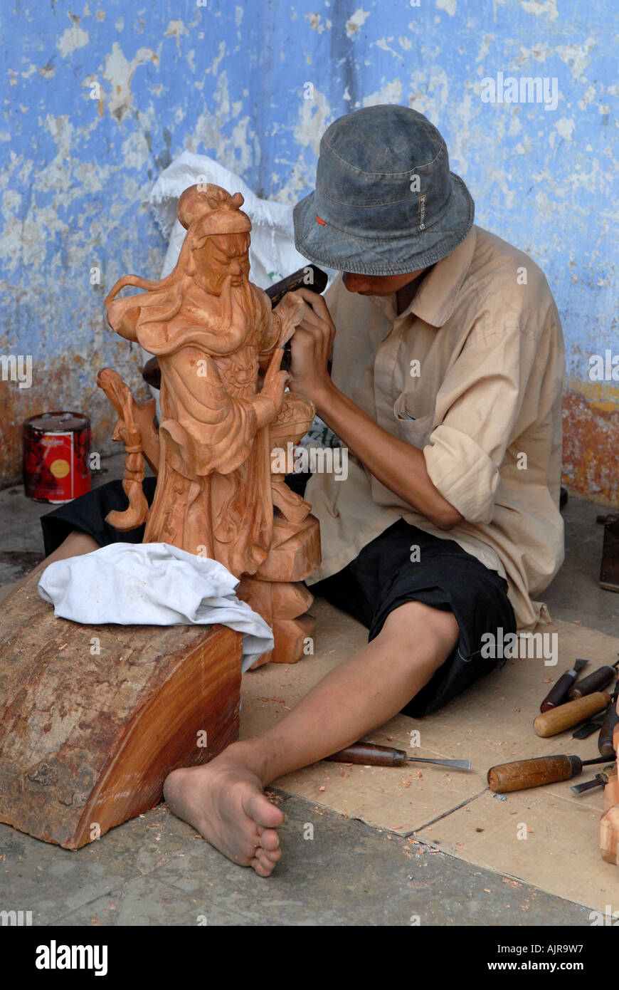 Scultore lavorare in Hoi An old town Vietnam Foto Stock