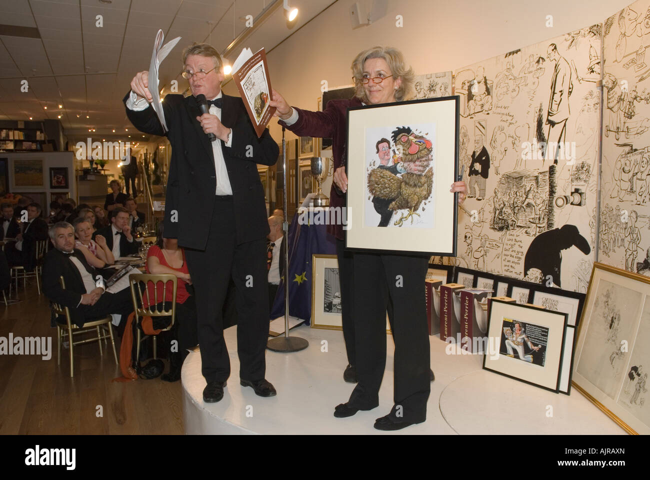 Cartoon Dinner Charity Auctioneer Nick Bonham Auctioneer Raising Money Londra 2007, 2000s The Mall Gallery, Londra Regno Unito HOMER SYKES Foto Stock