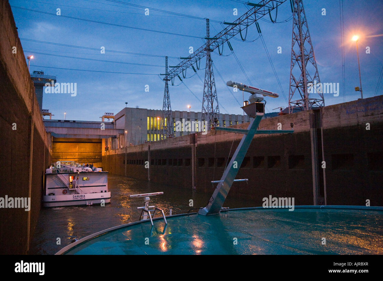 Due navi crociera su una crociera sul Danubio immettendo la paratoia 7 al barrage Derdap 1 Foto Stock