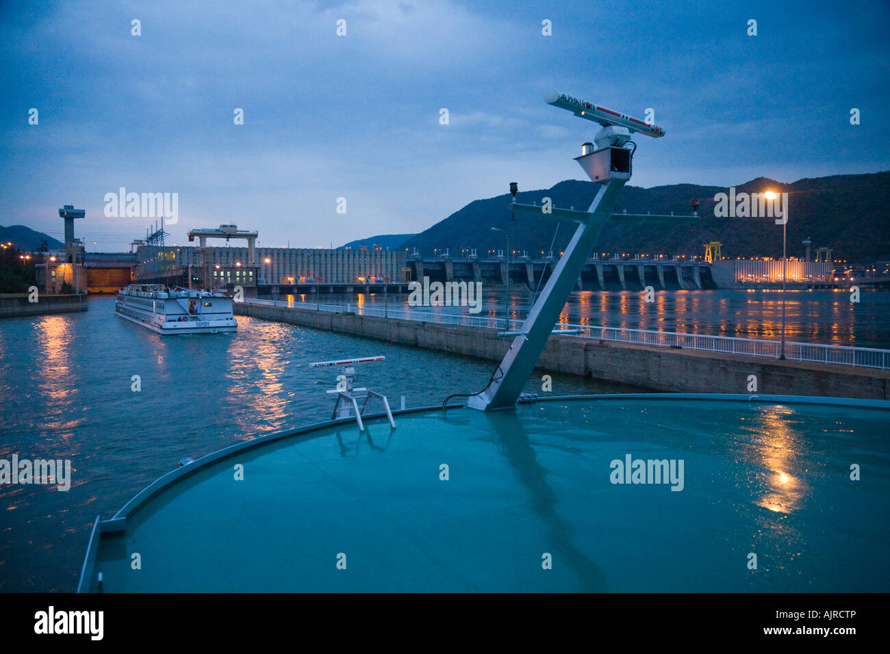 Due navi crociera su una crociera sul Danubio immettendo la paratoia 7 al barrage Derdap 1 Foto Stock