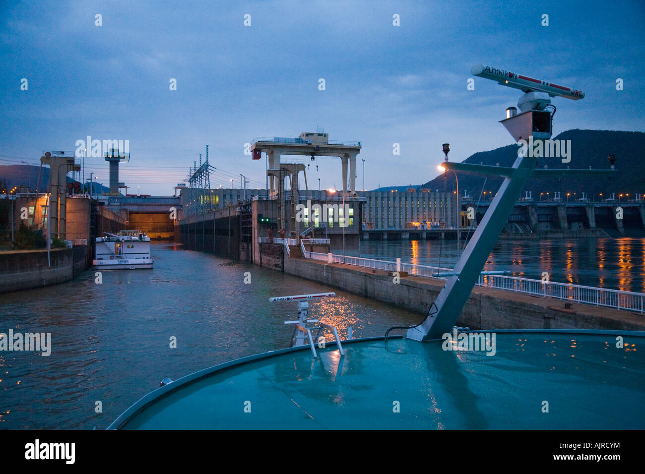 Due navi crociera su una crociera sul Danubio immettendo la paratoia 7 al barrage Derdap 1 Foto Stock