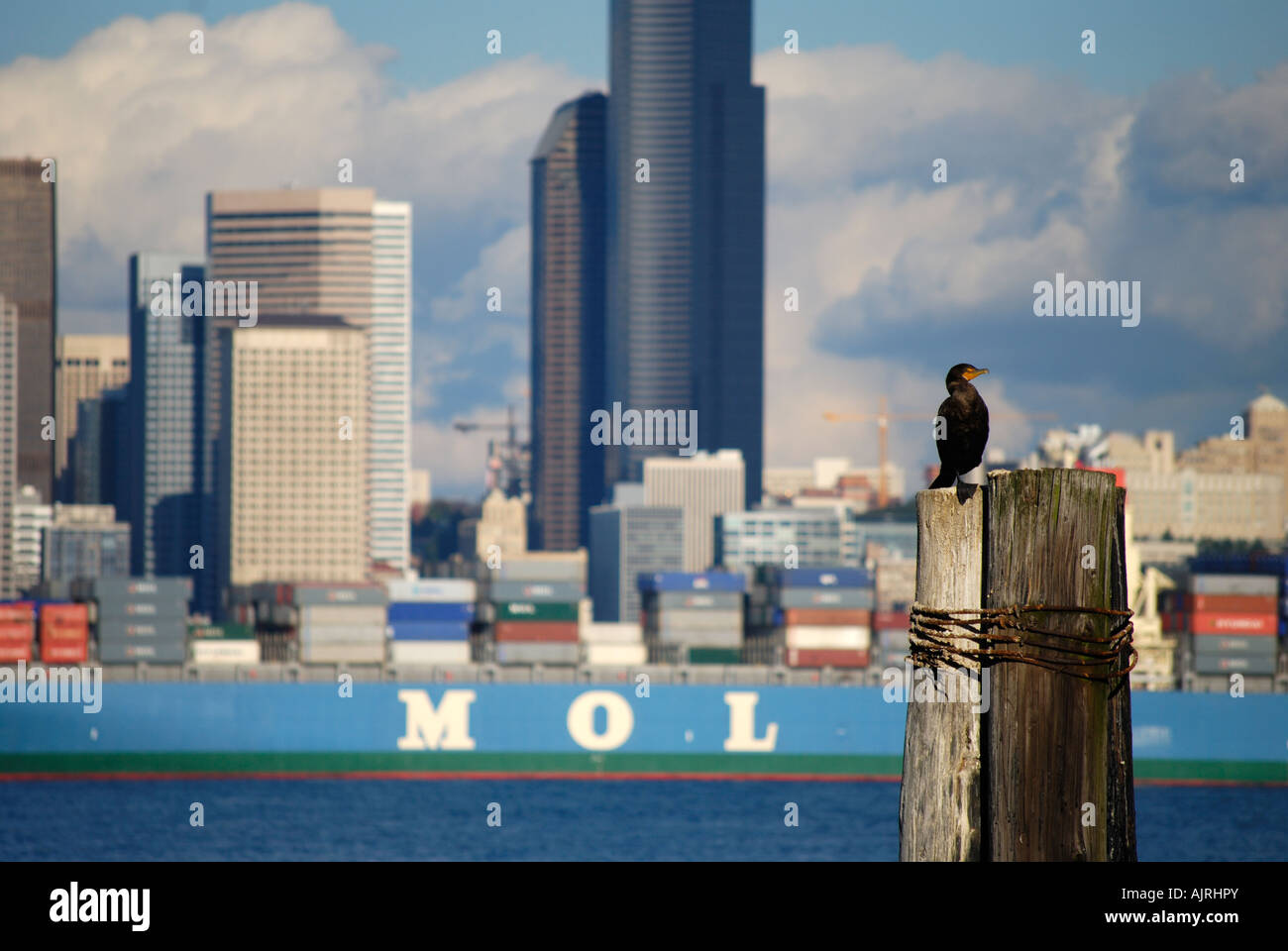 Una nave passando per la città. Foto Stock
