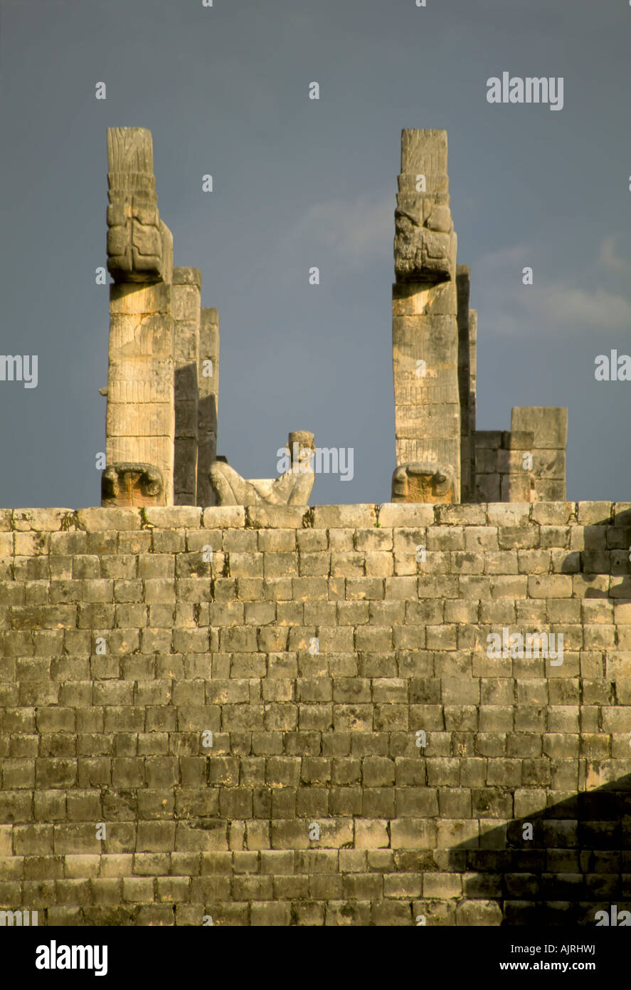 Tempio dei Guerrieri a Chichen Itza, Yucatan, Messico, scalinata conduce a chacón mool tra due colonne scolpite, teste di serpente Foto Stock