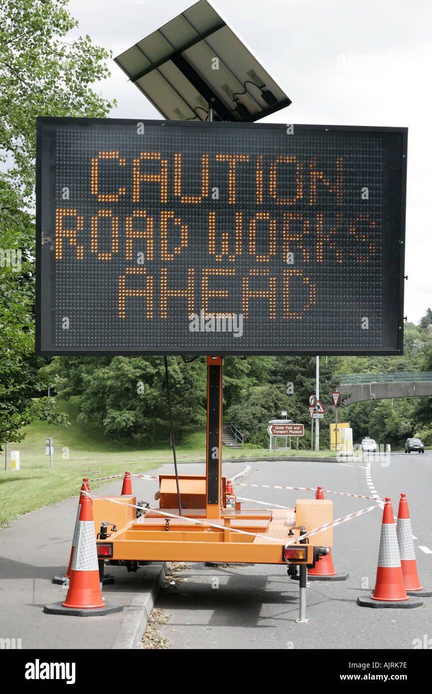 Attenzione lavori stradali davanti a energia solare cartello stradale A2 bangor road Irlanda del Nord vicino fino Foto Stock