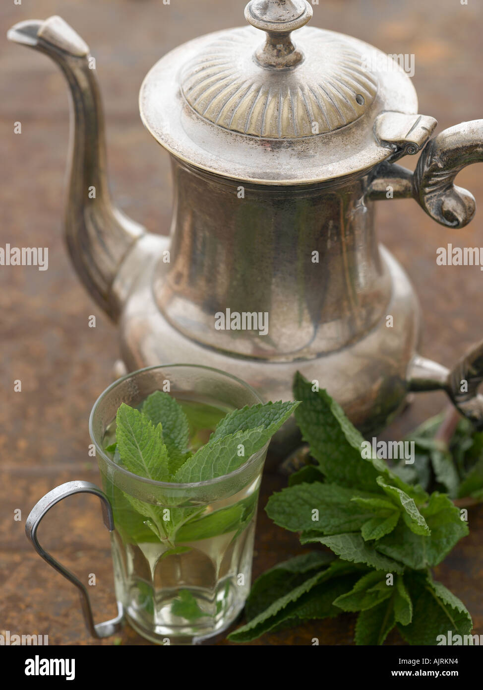 Preparato di fresco dolce tè alla menta con le foglie di menta - fascia alta Hasselblad 61mb di immagine digitale Foto Stock