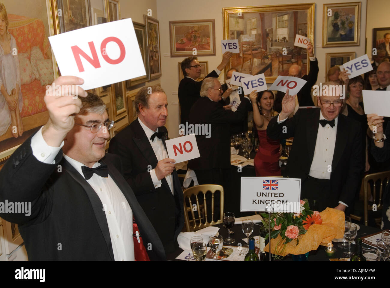 Evento Black TIE cena di beneficenza formale adulti di Londra che giocano a giochi di festa alla cena Cartoonist presso The Mall Gallery London anni '2007 2000 UK HOMER SYKES Foto Stock