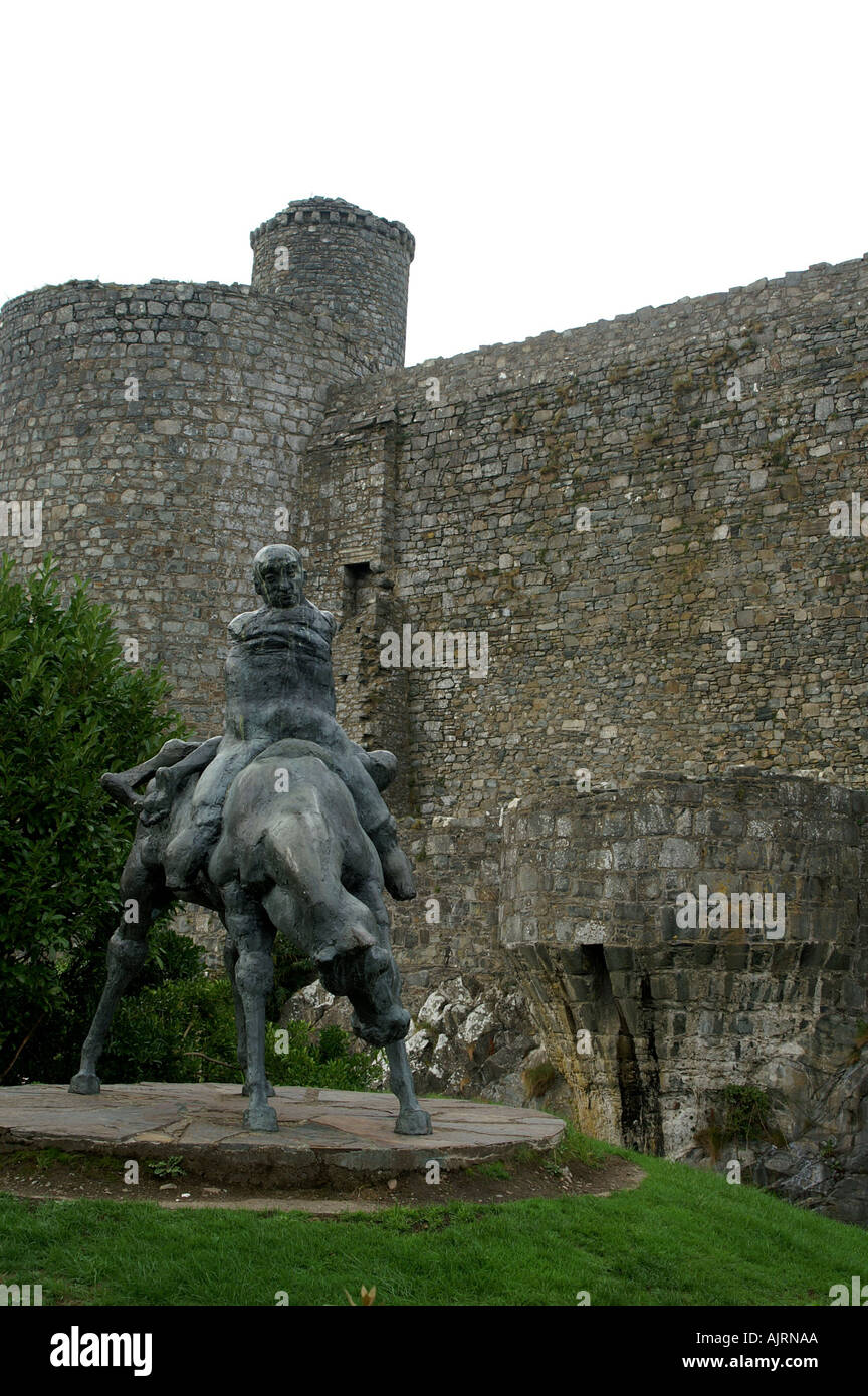 Statua di due re accanto a Harlech Castle Gwynedd in Galles Regno Unito Gran Bretagna Foto Stock