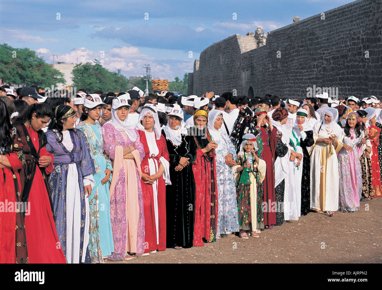 Le donne in abiti tradizionali guardando un concerto, Diyarbakir Turchia. Foto Stock