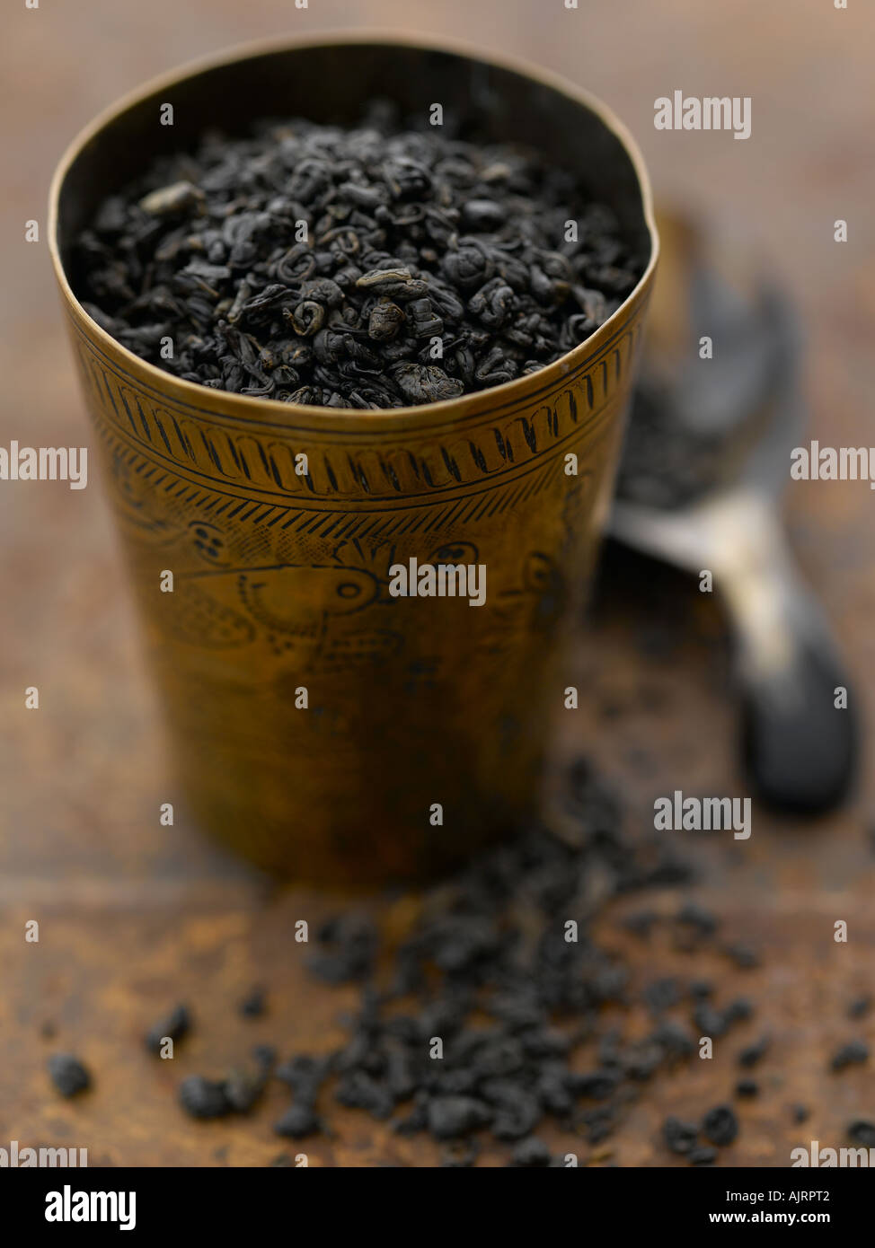 Il tè di polvere da sparo in bronzo tazza colorata con scoop - high end Hasselblad 61mb di immagine digitale Foto Stock