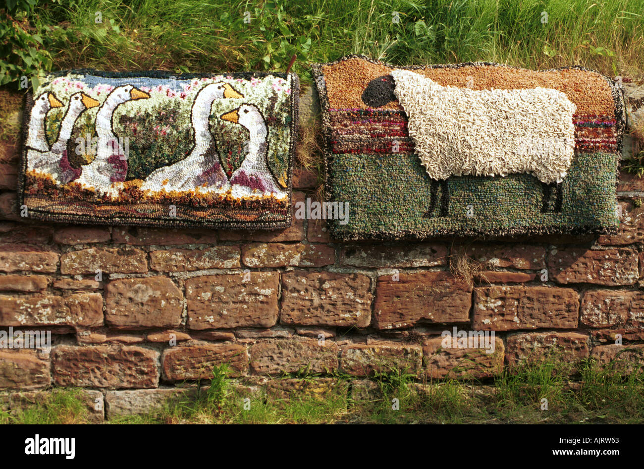 Rag tradizionali tappeti su una parete in Cumbria Regno Unito Pic da John Robertson Foto Stock