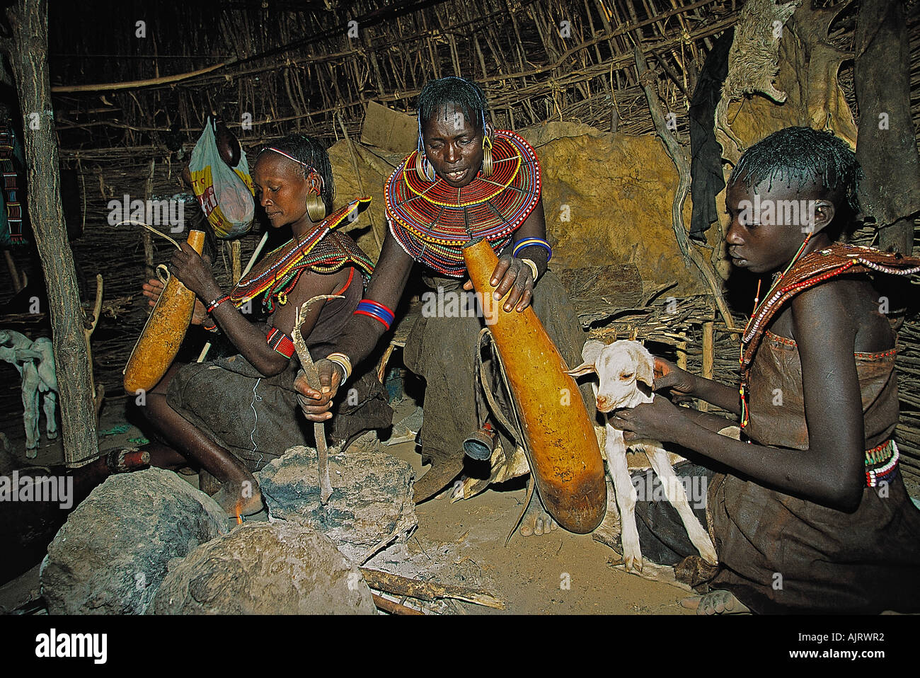 Latte di capra è una importante fonte di cibo nella vita di Pokot in Kenya. Foto Stock