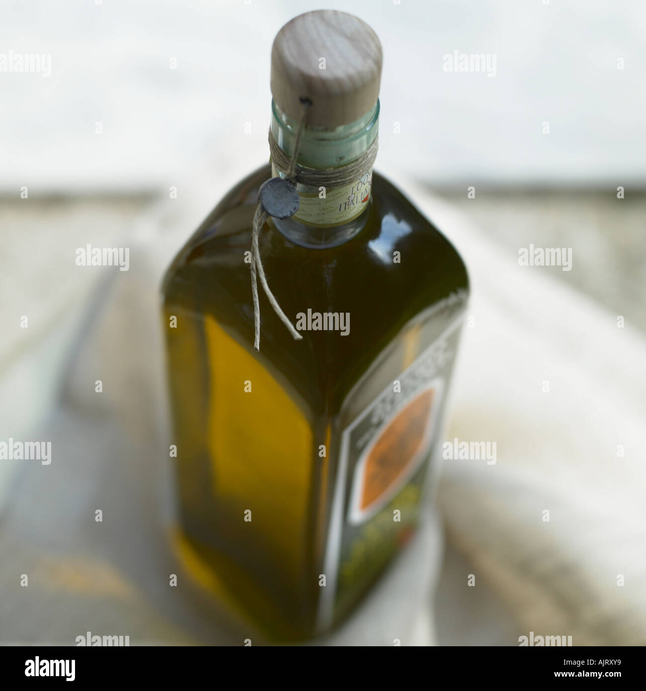 Bottiglia di olio d' oliva sul lino naturale Foto Stock