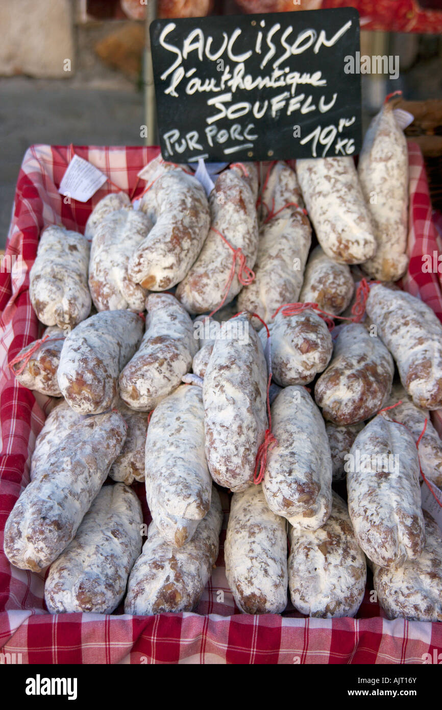 Salsiccia per la vendita su un tipico mercato francese nel Herault, Languedoc Roussillon regione del sud della Francia Foto Stock