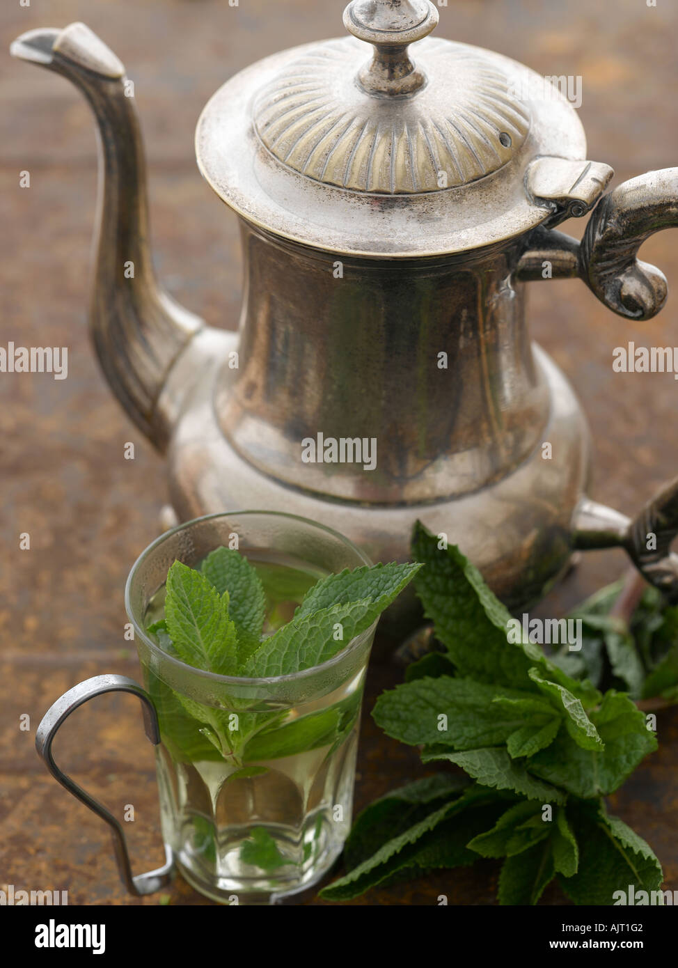 Il tè alla menta nella teiera in argento e vetro - high end Hasselblad 61mb di immagine digitale Foto Stock