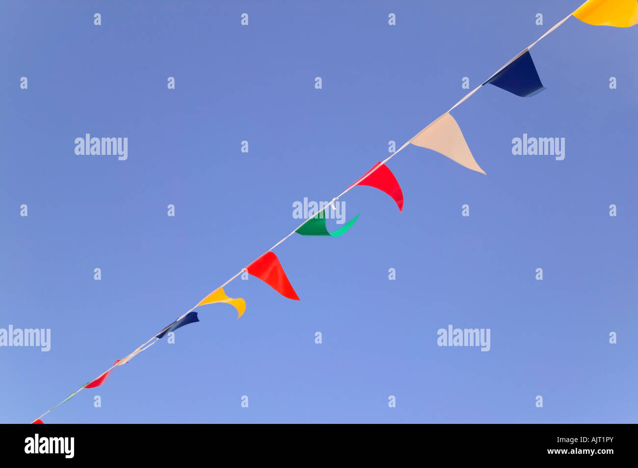 Bunting colorati Bandiere contro un cielo blu Foto Stock