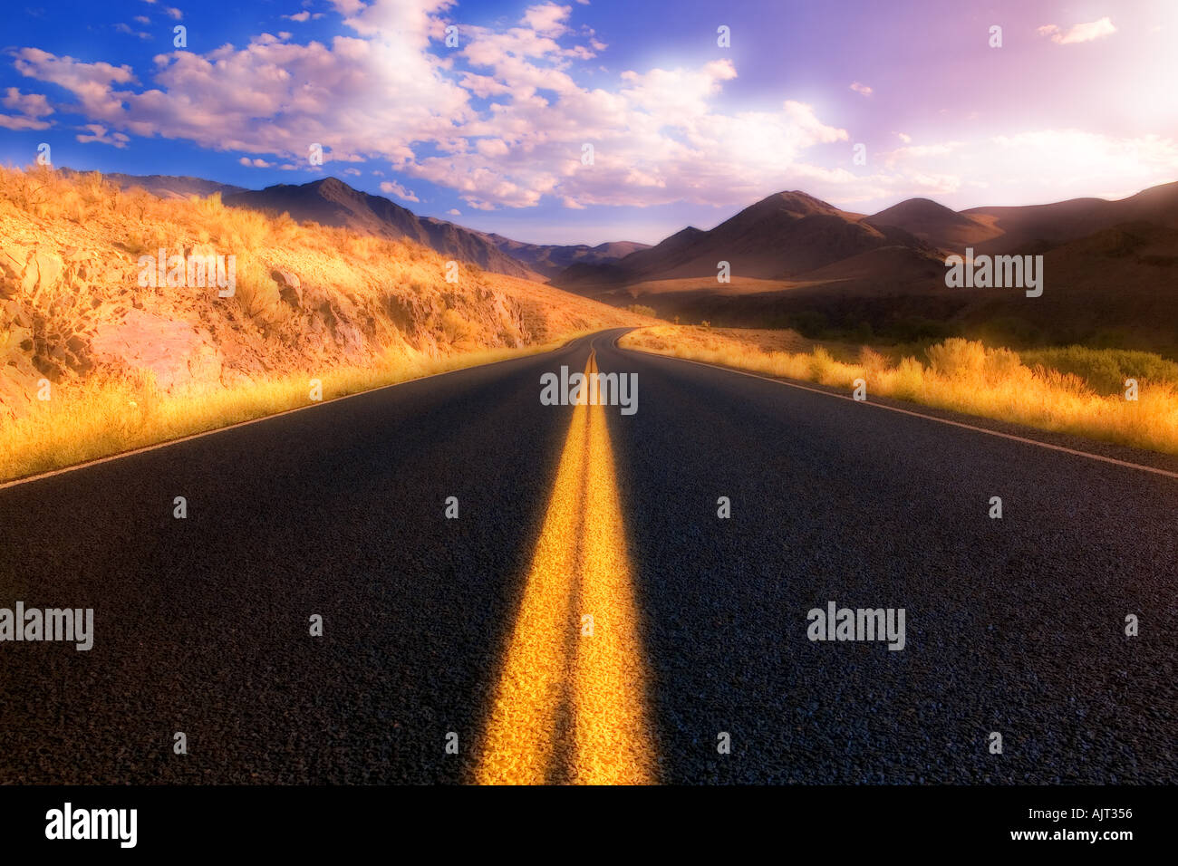 Autostrada attraverso le montagne Foto Stock