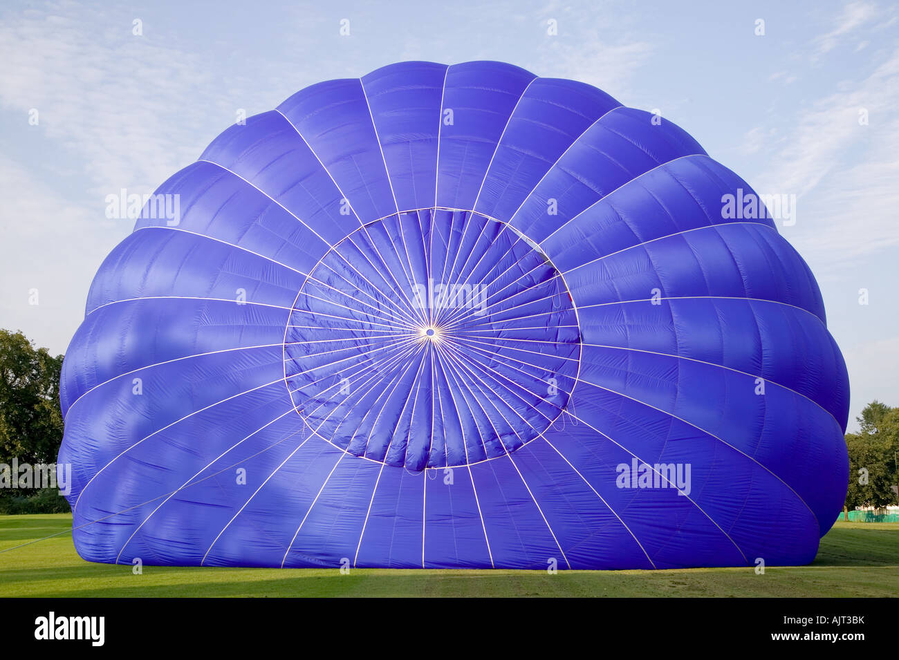 In mongolfiera ad aria calda essendo gonfiato sul terreno Foto Stock