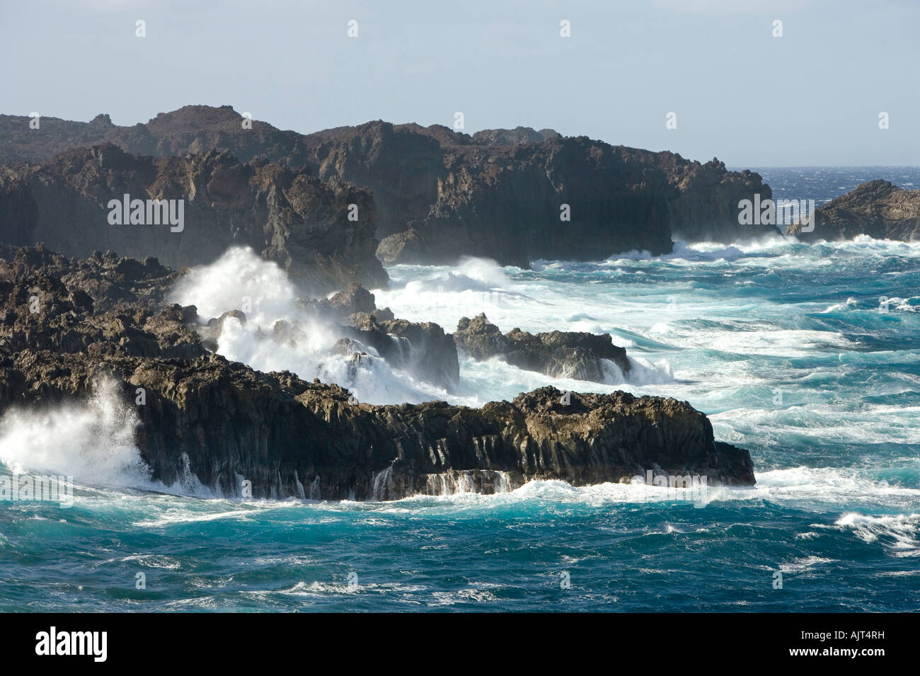 Spagna Isole Canarie El Hierro, il paesaggio costiero con cliffy formazione di lava Foto Stock