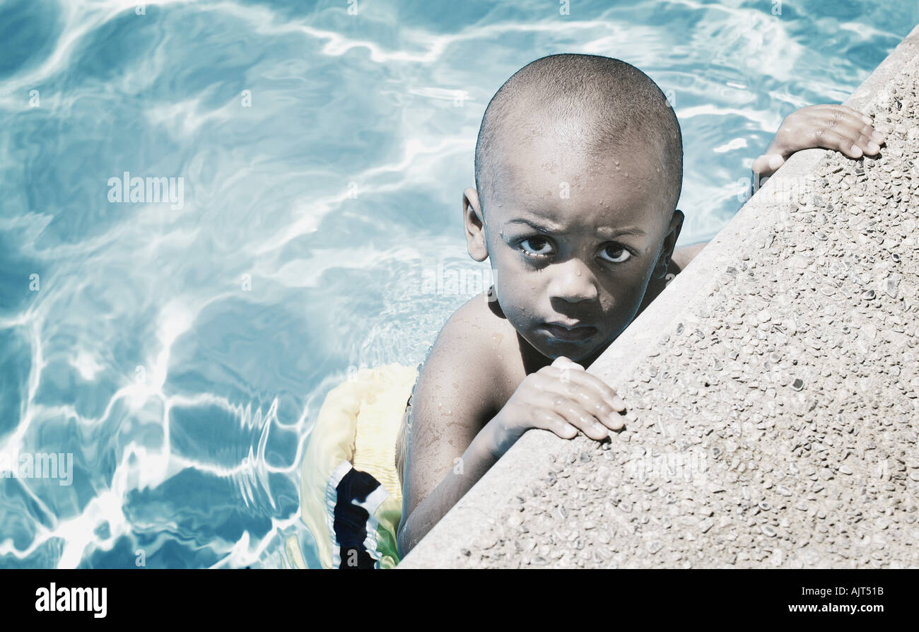 Bambino in piscina Foto Stock