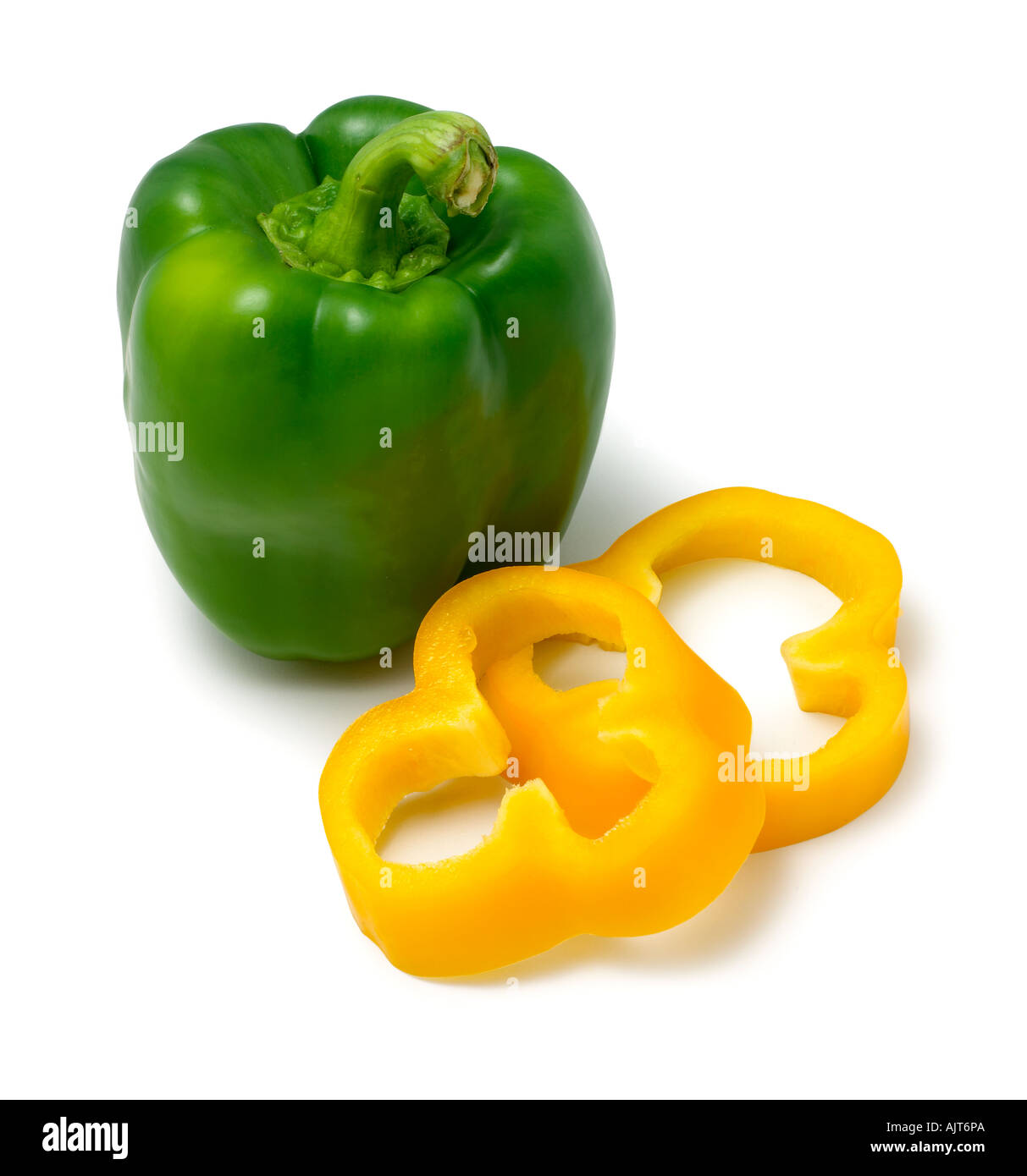 Verde e Giallo peperoni tagliati fuori su uno sfondo bianco Foto Stock