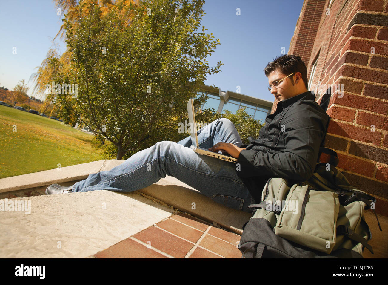 Uomo al lavoro su laptop Foto Stock