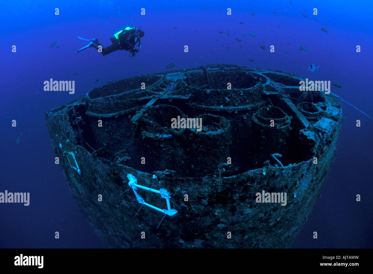 Scuba Diver oltre l'imbuto Amoco Milford Haven petroliera relitto Liguria mare Mediterraneo Italia Foto Stock