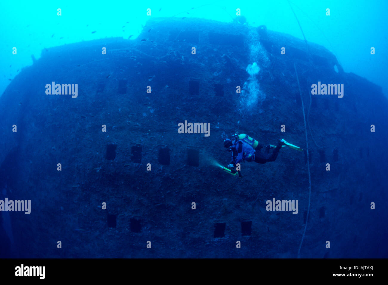 Scuba Diver di fronte al quarterdeck Amoco Milford Haven petroliera relitto Liguria mare Mediterraneo Italia Foto Stock