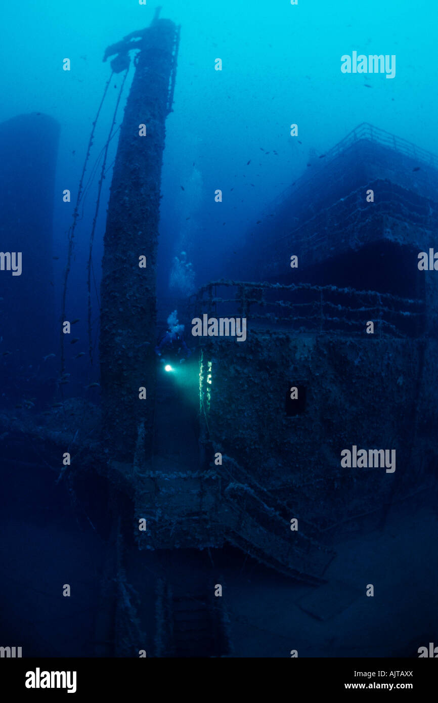 Scuba Diver esplorando la Amoco Milford Haven petroliera relitto Liguria mare Mediterraneo Italia Foto Stock