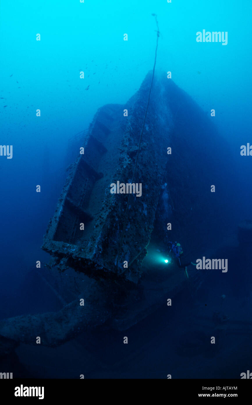 Scuba Diver esplorando la Amoco Milford Haven petroliera relitto Liguria mare Mediterraneo Italia Foto Stock