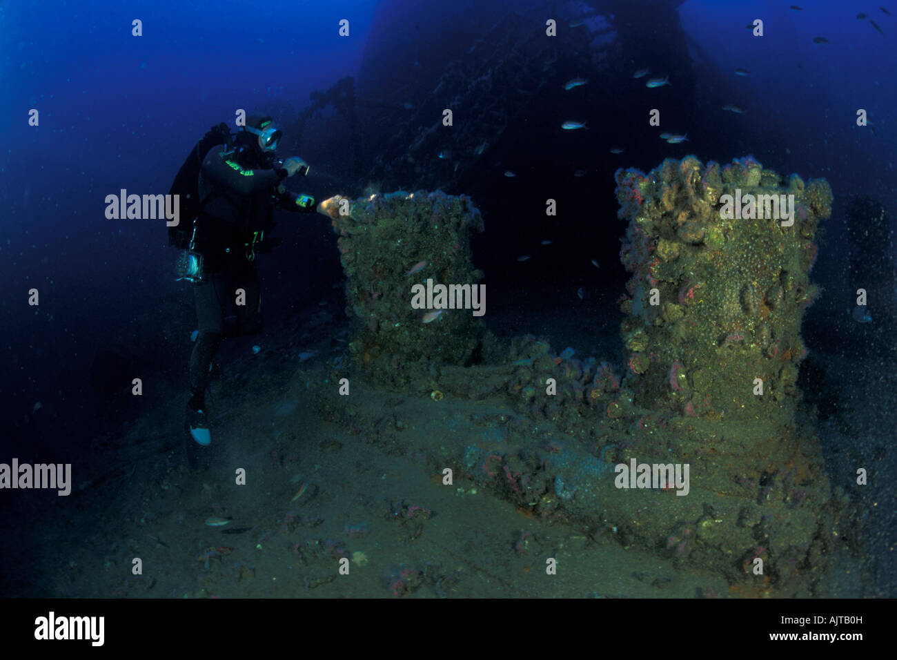 Subacqueo e un grande bollard Amoco Milford Haven petroliera relitto Liguria mare Mediterraneo Italia Foto Stock