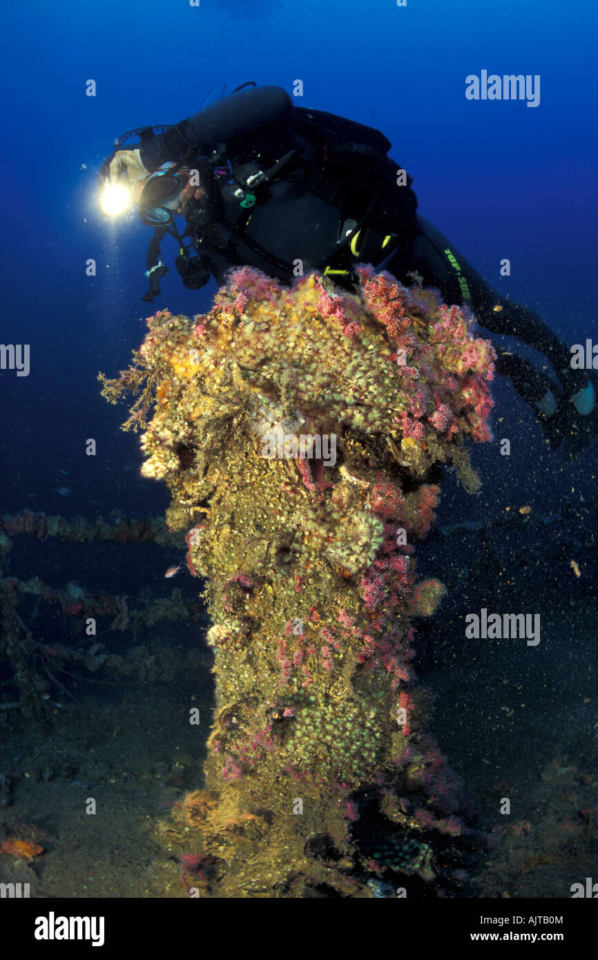 Scuba Diver esplorando la Amoco Milford Haven petroliera relitto Liguria mare Mediterraneo Italia Foto Stock