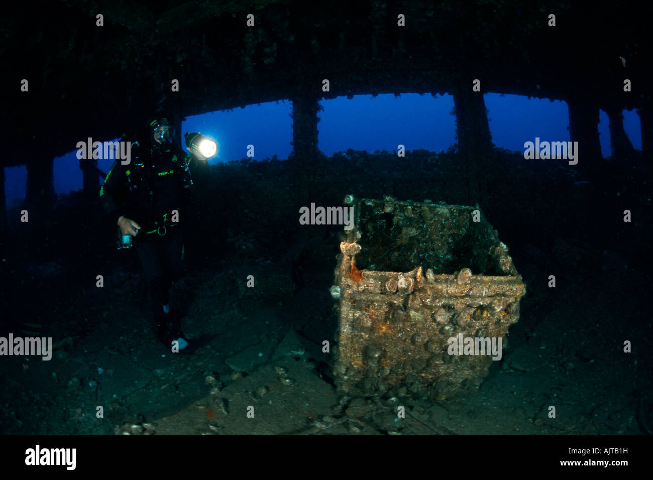 Scuba Diver ad esplorare i resti del pilota di casa su Amoco Milford Haven petroliera relitto Liguria mare Mediterraneo Italia Foto Stock