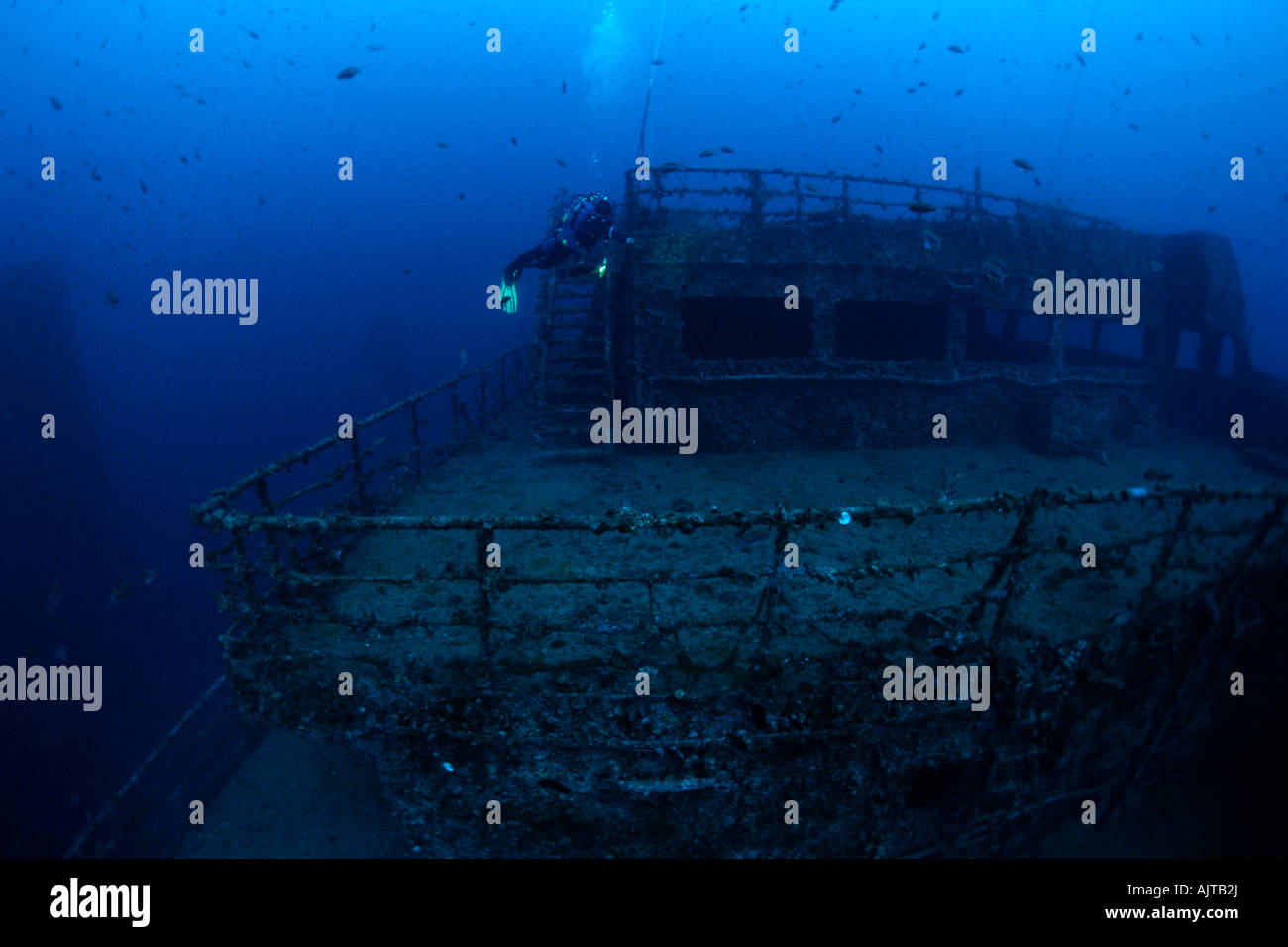 Scuba Diver ad esplorare la parte superiore della quarterdeck Amoco Milford Haven petroliera relitto Liguria mare Mediterraneo Italia Foto Stock